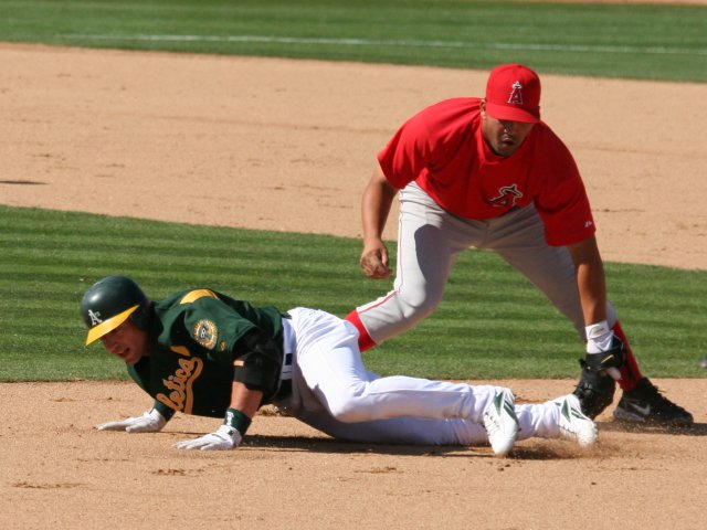 13_scutaro_tagged_in_a_rundown