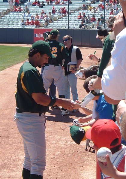 07b_as_players_sign_autographs2